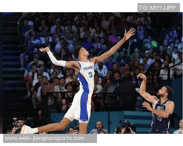 文班亚马篮下强势封盖卡明斯基震撼全场引发热议