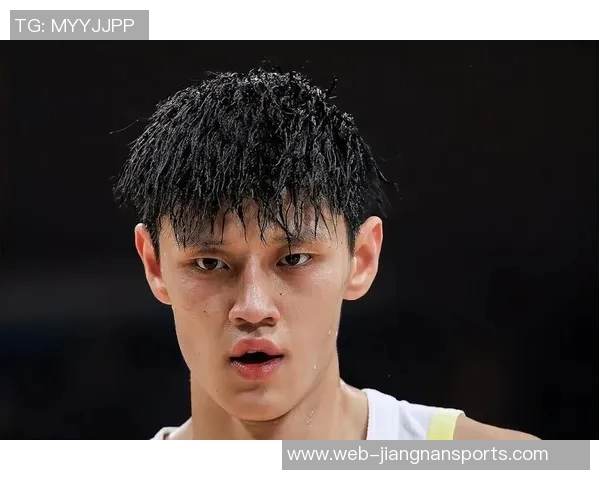 曾凡博突破遭遇压力险些失误及时回传队友化解危机 曾凡博突破遭遇压力险些失误及时回传队友化解危机