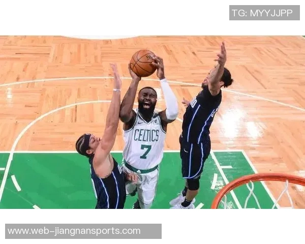 杰伦布朗半场表现抢眼13投6中贡献14分助力球队稳定火力 杰伦布朗半场表现抢眼13投6中贡献14分助力球队稳定火力